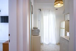 cocina con nevera y ventana en Thessaloniki Center Downtown Apartment, en Tesalónica 101 fotos más