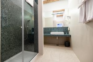 y baño con ducha y lavamanos. en Azur Palace Luxury Rooms en Split