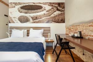 um quarto com uma cama e uma secretária com um quadro em Azur Palace Luxury Rooms em Split