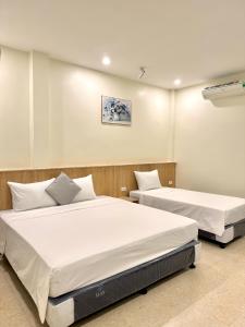 1 dormitorio con 2 camas en una habitación en Phúc Đức Hotel, en Thanh Hóa