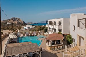 Vista ariale di un hotel con piscina di Arkasa Bay Hotel ad Arkása