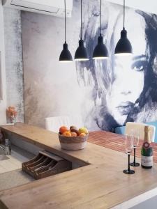 - une cuisine avec une table et un bol de fruits dans l'établissement Happydays Cannes spacieux duplex 70m2, à Cannes