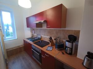 eine Küche mit braunen Schränken und einer Arbeitsplatte in der Unterkunft Ferienwohnungen Familie Winter in Dohna