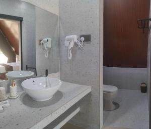 y baño con lavabo blanco y aseo. en Kawaland glamping resort, en Telukbakau