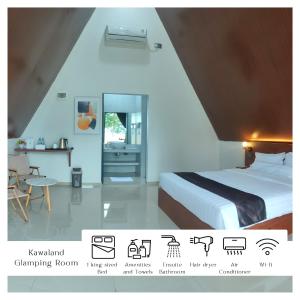1 dormitorio con 1 cama y comedor en Kawaland glamping resort, en Telukbakau