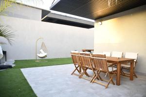 d'une terrasse avec une table et des chaises en bois. dans l'établissement royal vila netivot, à Netivot