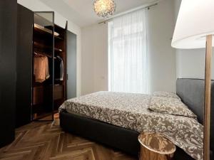 um quarto com uma cama e um closet em CasaCri em Turim