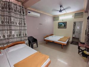เตียงในห้องที่ Hotel Annapurna