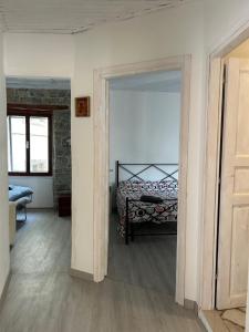 een open deur naar een slaapkamer met een bed bij Apartman Arioso in Piran