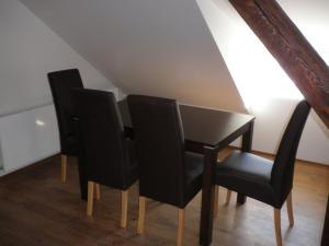 comedor con sillas negras y mesa en Apartment Paradise Michalská, en Praga