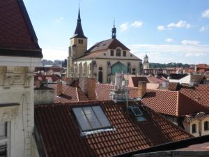 - Vistas a los tejados de una ciudad con iglesia en Apartment Paradise Michalská, en Praga