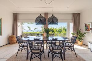 ein Esszimmer mit einem Tisch und Stühlen in der Unterkunft Large villa with fantastic views in Benalmádena