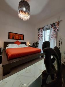 1 dormitorio con cama roja y lámpara de araña en Casa stazione centrale, en Turín
