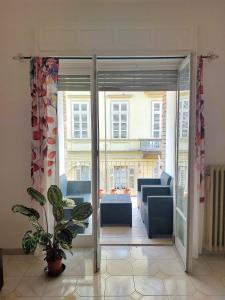 una puerta abierta a una sala de estar con sofá en Casa stazione centrale, en Turín