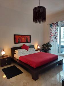 Un dormitorio con una cama grande con una manta roja. en Casa stazione centrale, en Turín