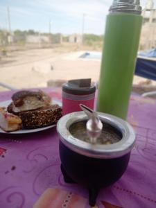 uma mesa com uma tigela de sopa e um prato de comida em Cabaña La Solanita em Termas de Rio Hondo