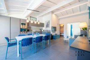 een keuken en eetkamer met een tafel en stoelen bij Maison moderne avec piscine et tennis in Saint-Tropez