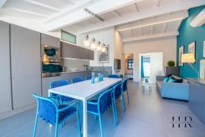 jadalnia i salon ze stołem i krzesłami w obiekcie Maison moderne avec piscine et tennis w Saint-Tropez +4 zdjęcia