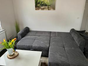 Ferienwohnung am Fuße Honberg في توتلِنغين: غرفة معيشة مع أريكة وطاولة