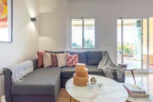 salon z kanapą i stołem w obiekcie Lovely Apartment Higueron w mieście Benalmádena