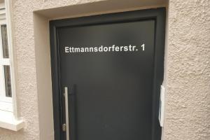 una puerta negra con las palabras "coeficiente emimuseum" en ella en Stadtmauergasse, en Schwandorf
