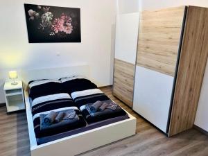 Un dormitorio con una cama con zapatos. en Ferienwohnung am Fuße Honberg, en Tuttlingen