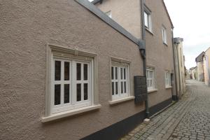 a building with windows on the side of a street at Stadtmauergasse in Schwandorf in Bayern