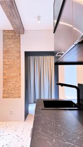 - une cuisine avec un comptoir noir dans une pièce dans l'établissement Angel House Vilnius, 17, à Vilnius