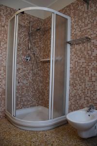 um chuveiro na casa de banho com um WC e um lavatório em Colombara Farmhouse em Mestrino
