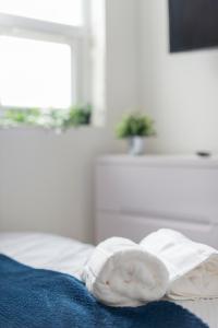 dziecko owinięte w ręcznik na łóżku w obiekcie 3 bed Accommodation perfect for Workers & Families requiring weekly or Monthly Nest w mieście Woolwich