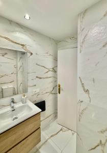 W łazience znajduje się umywalka i lustro. w obiekcie Luceros Sky w Alicante