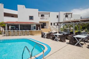 Bazén v ubytování Arkasa Bay Hotel nebo v jeho okolí