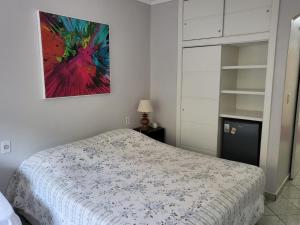Een bed of bedden in een kamer bij Lindo Flat no Cavalinho Branco