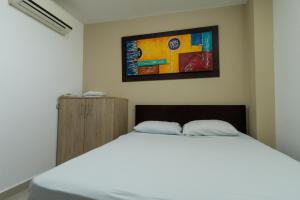 Rúm í herbergi á Genesis Hotel