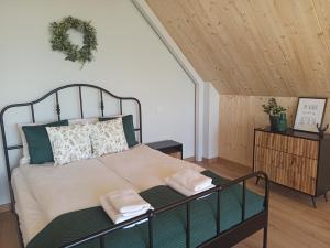 a bedroom with a bed with a wreath on the wall at Zielone Wzgórze komfortowy klimatyzowany domek z balią z aeromasażem in Kłodzko