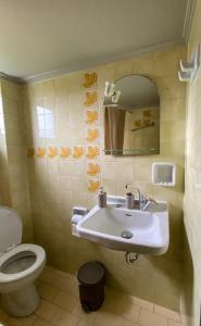 ein Bad mit einem Waschbecken und einem WC in der Unterkunft Akrata Studio in Akráta