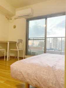 a bedroom with a bed and a large window at 精品新装修60平米2卧室阳光公寓#干湿分离#高速无限制网路#专用电梯直达#3站直达新宿#最大7人#itk501 in Tokyo
