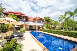 una imagen de una villa con piscina en Laguna Pool Villa - Tranquil Views en Bang Tao Beach