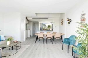 a living room with a table and chairs at Fantastic townhouse near the beach in Málaga