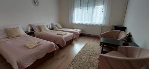 Postel nebo postele na pokoji v ubytování Akácfa Vendégház
