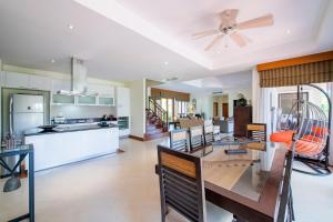 Ett kök eller pentry på Laguna Pool Villa - Tranquil Views