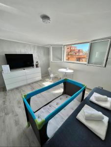 Habitación con 2 camas y TV de pantalla plana. en Life is Roma, en Roma