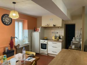 eine Küche mit einem Tisch und einer Arbeitsplatte in der Unterkunft Chez Marie et Lucien in Vianges