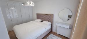 une petite chambre avec un lit et un miroir dans l'établissement RIVER WALK 908 ILIDZA Apartment Sarajevo, à Sarajevo 12 autres photos