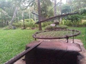 eine Schaukel in einem Park im Regen in der Unterkunft Malaka Villa in Moraketiara