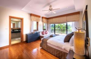 - une chambre avec un lit, un canapé et une fenêtre dans l'établissement Laguna Pool Villa - Tranquil Views, à Bang Tao Beach