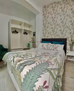 sypialnia z łóżkiem typu king-size i kocem z kaktusami w obiekcie CASA PAPAGAYO w mieście Santa Cruz de Tenerife