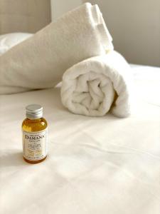 een fles honing en een handdoek op een bed bij Studio avec vue sur la Major in Marseille