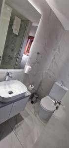 Koupelna v ubytování Y & P LATCHI HOTEL