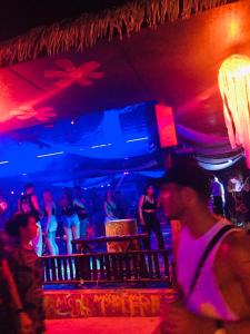 Eine Gruppe von Leuten, die in einem Nachtclub tanzen in der Unterkunft Koh Tao Silver Na’s Hostel in Ko Tao